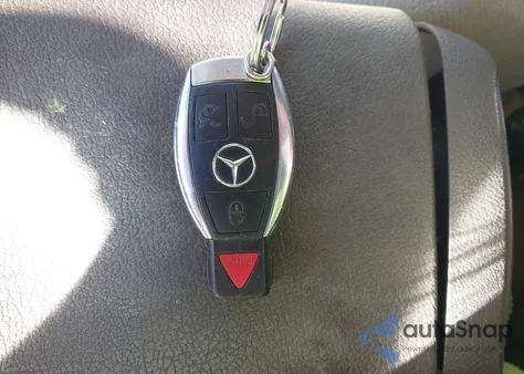 2014 Mercedes-Benz E 350 z USA, uszkodzony, nr VIN WDDHF5KB5EA861727